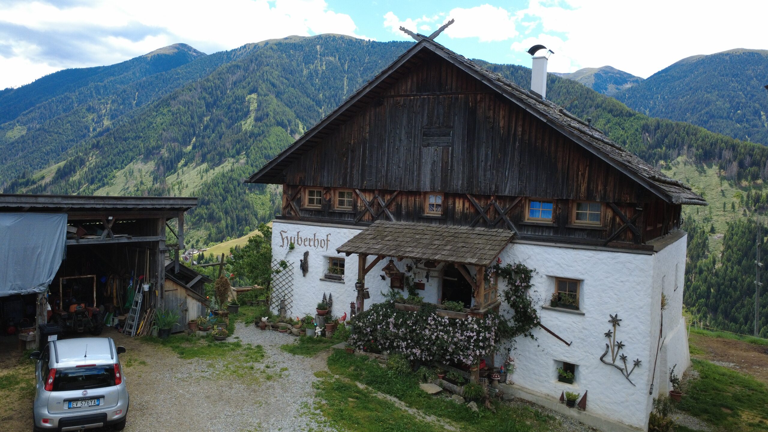 Sanierter Bauernhof in Lüsen vor der Südtiroler Bergkulisse