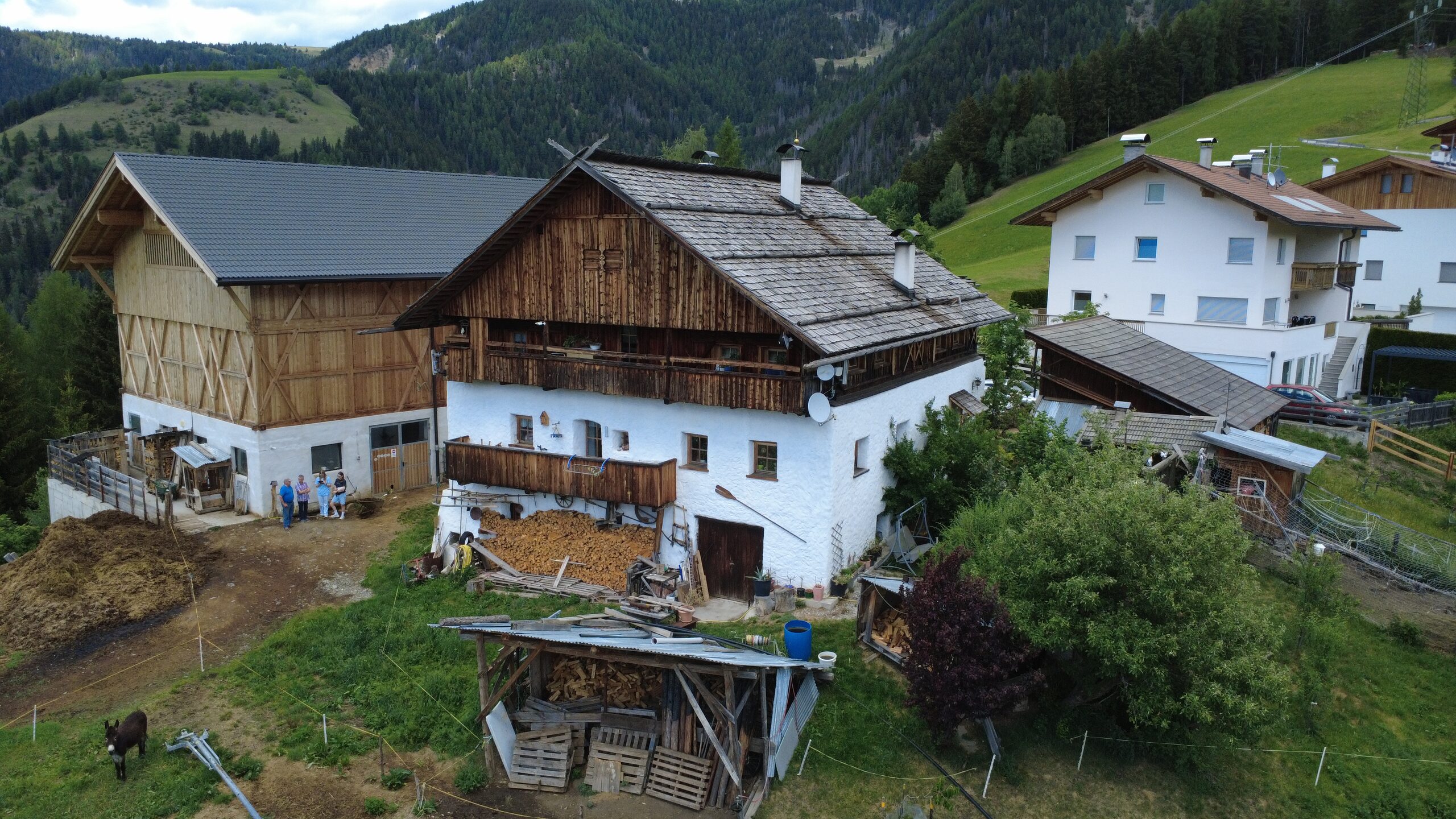 Bauernhof in Lüsen mit neuem Wirtschaftsgebäude in Holzbauweise neben dem historischen Hof