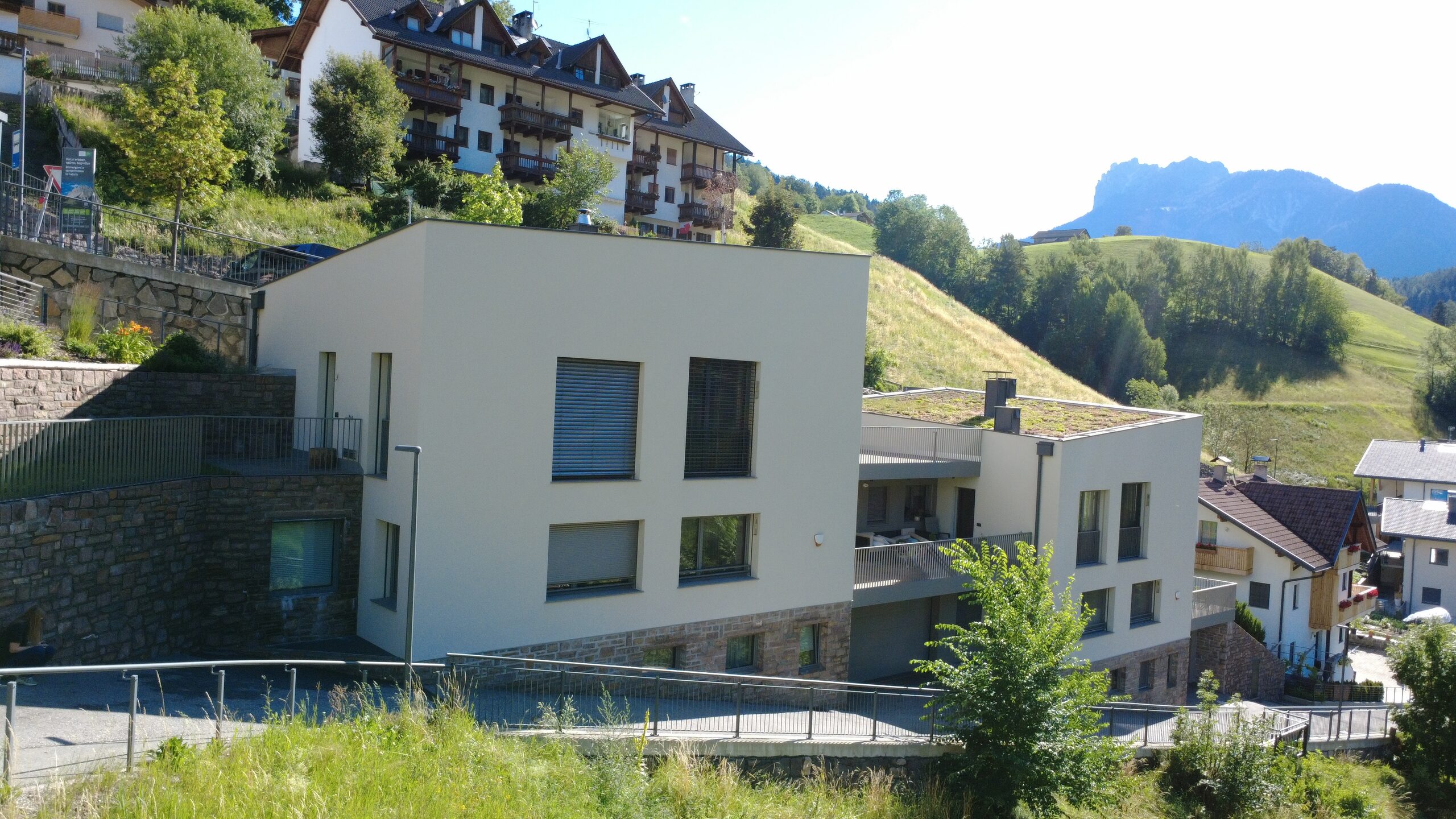 Neubauprojekt in Villnöss - moderner Wohnbau vor den Dolomiten
