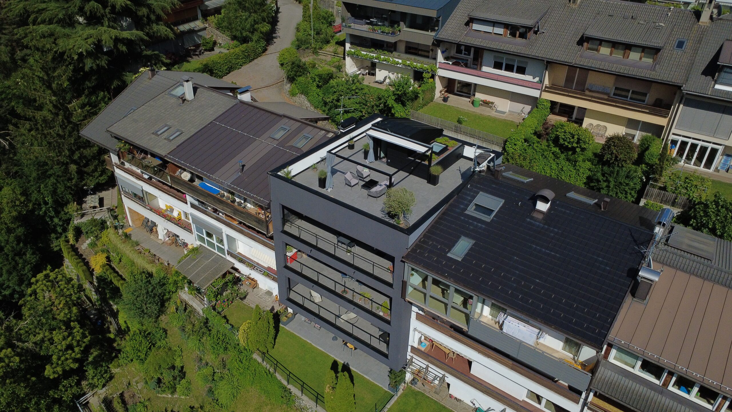 Luftaufnahme des Reihenhauses in Neustift mit Dachterrasse inmitten der Bestandsbebauung