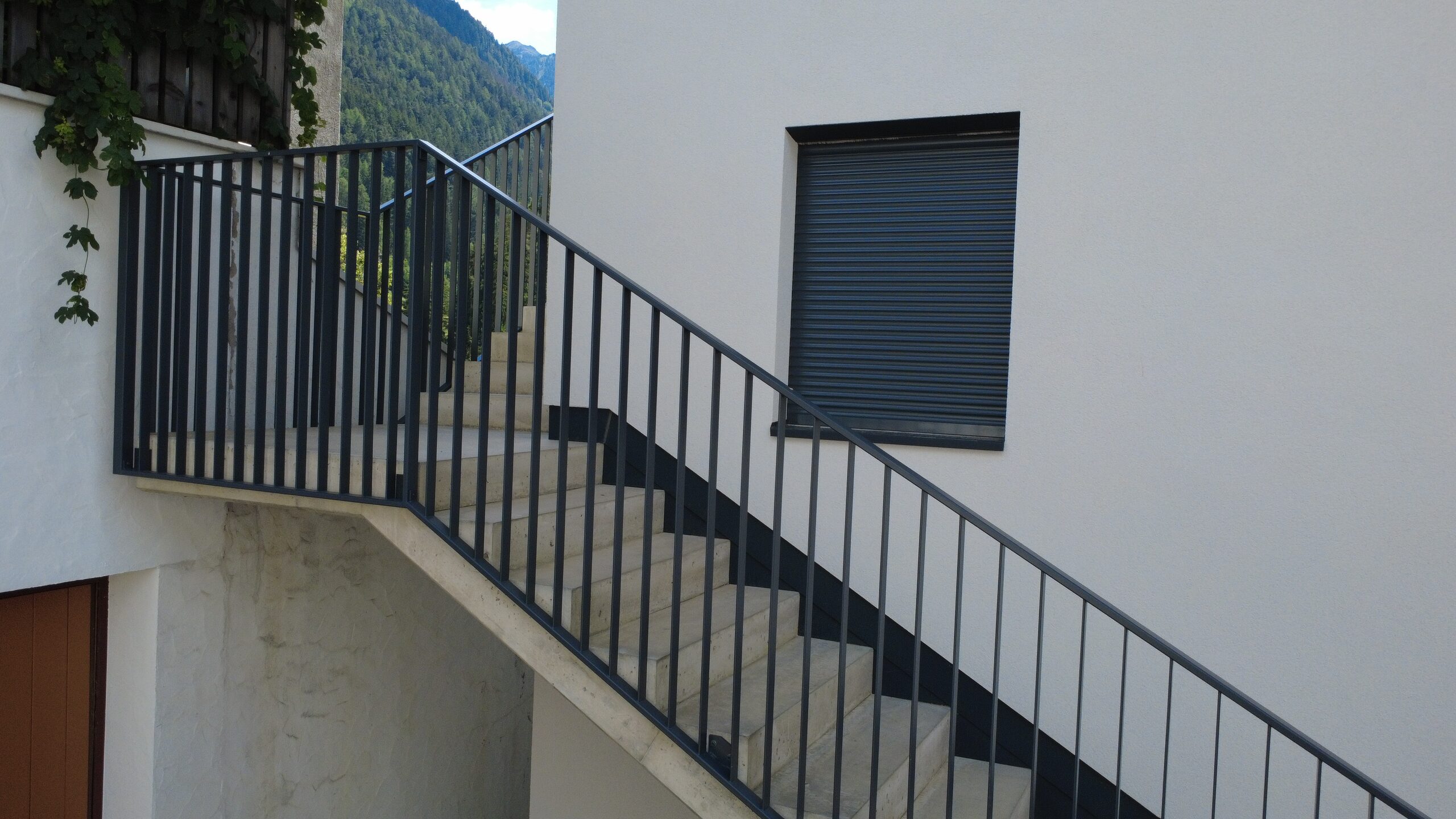 Detail einer sauber ausgeführten Außentreppe mit Geländer, Wohnhaus Lüsen
