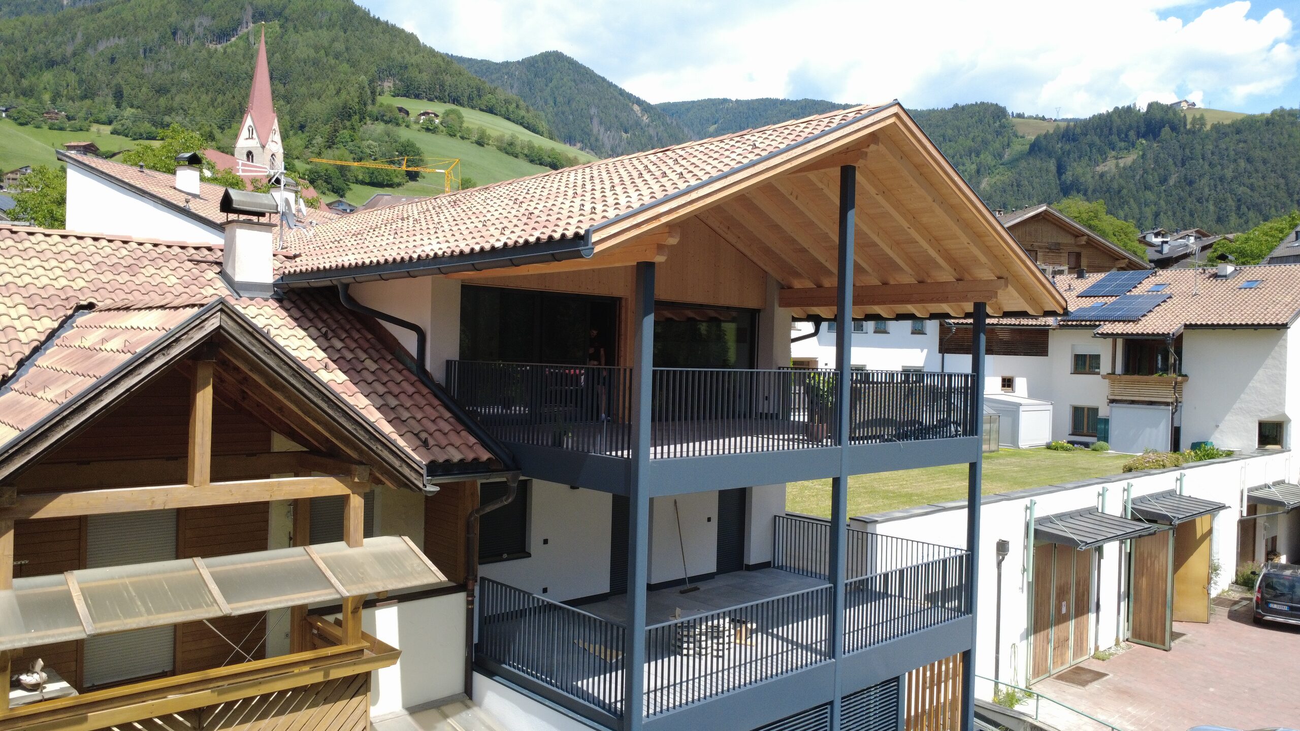 Wohnhaus in Lüsen in der Fertigstellungsphase mit Baukran im Hintergrund